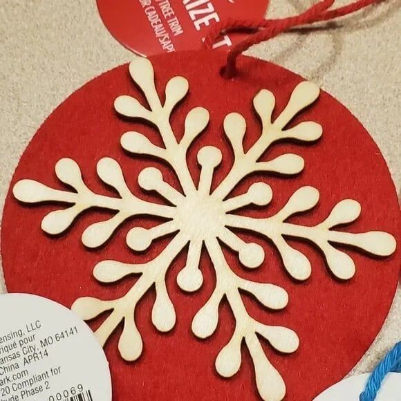 Hallmark accessorize ornaments wood snowflake on felt nwt - Picture 2 of 4